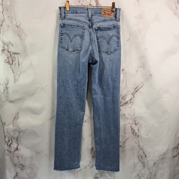 Levis Jeans Women 26 Wedgie Straight Button Fly Distressed Light Wash High Rise - Picture 1 of 11